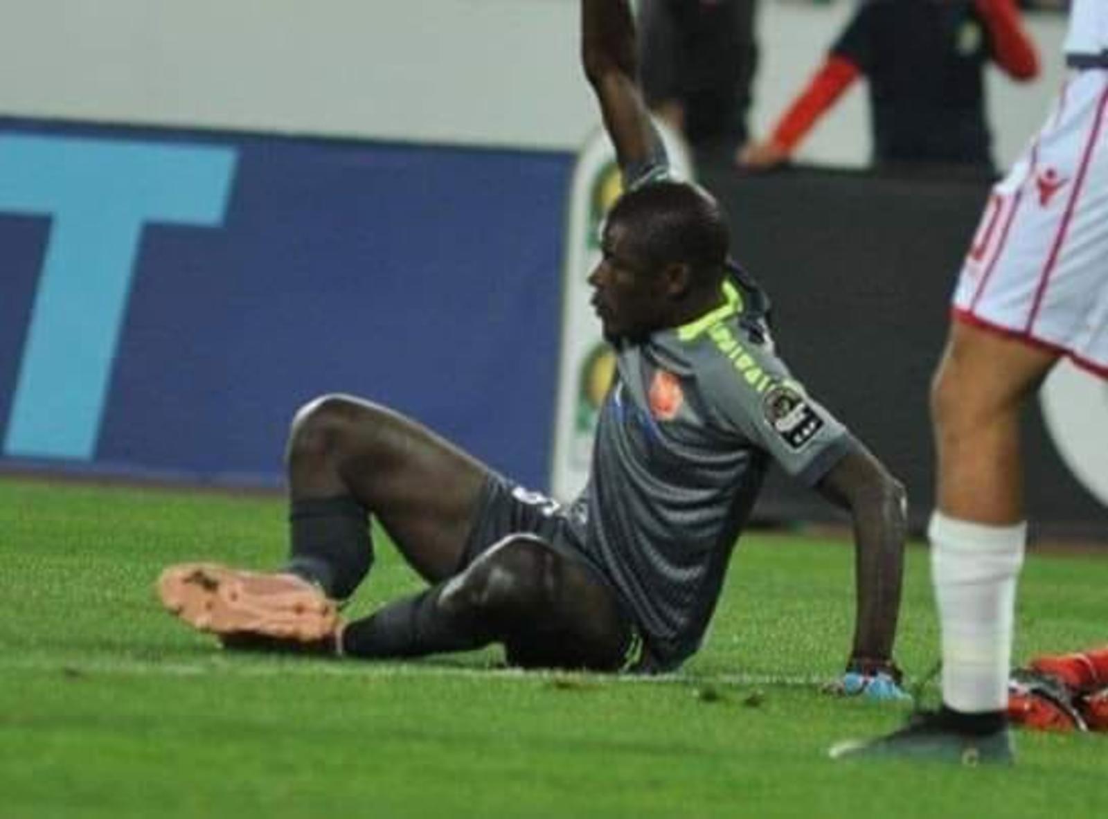 Ndiaye terminó con una doble fractura en su pierna derecha tras un fuerte encontronazo con un compañero en la Champions League africana. (Especial)