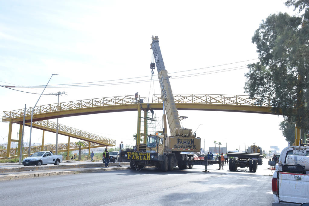 Hoy iniciaron las labores para remover el puente peatonal. (FERNANDO COMPEÁN) 