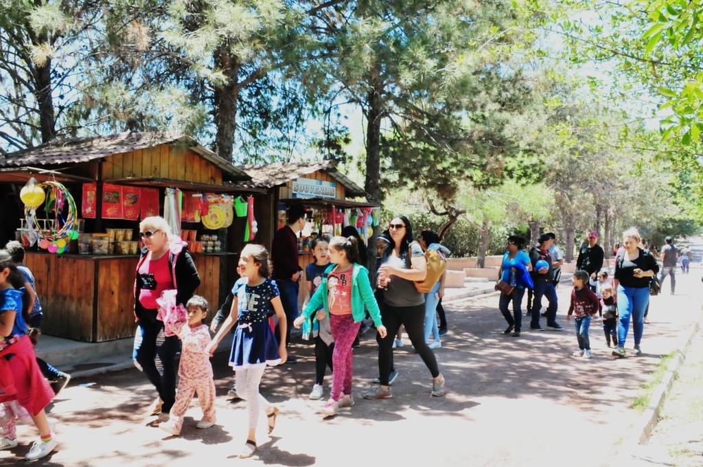 Según información de la Sectur, en Coahuila se crearon puntos de atención al visitantes en Cuatrociénegas y Candela, atendidos por “embajadores turísticos”. (ARCHIVO)