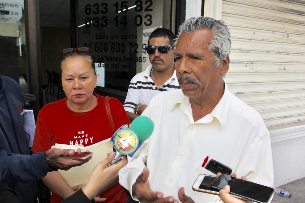 Frente a las oficinas de la Comisión de Derechos Humanos del Estado de Coahuila (CDHEC) el ex diputado federal y hoy regidor independiente César Flores Sosa, fue acusado por presuntos malos manejos y corrupción. 