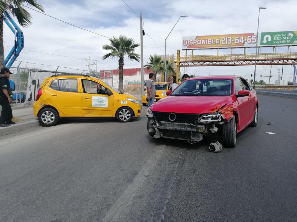 Chocan dos vehículos en la Torreón-Matamoros