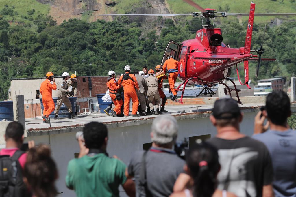 Equipos de rescate continuaban labores de localización. Víctimas de ayer fueron trasladadas al hospital, donde fallecieron. (EFE)