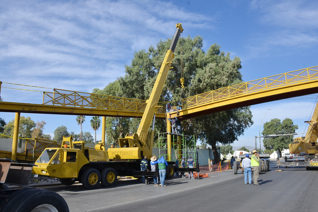 Reubican puente peatonal cerca del Hospital General de Torreón