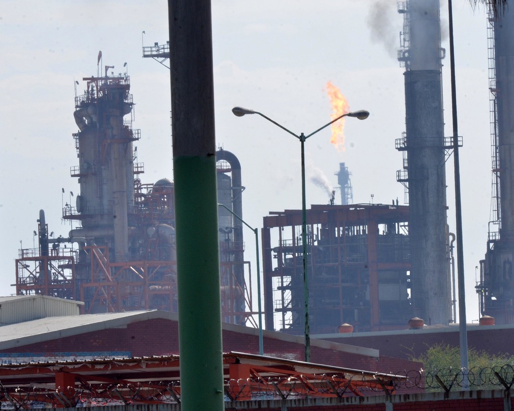 La estatal Petróleos Mexicanos (Pemex) produjo 1,83 millones de barriles diarios en 2018, lejos de la proyección de 1,95 millones. (ARCHIVO)