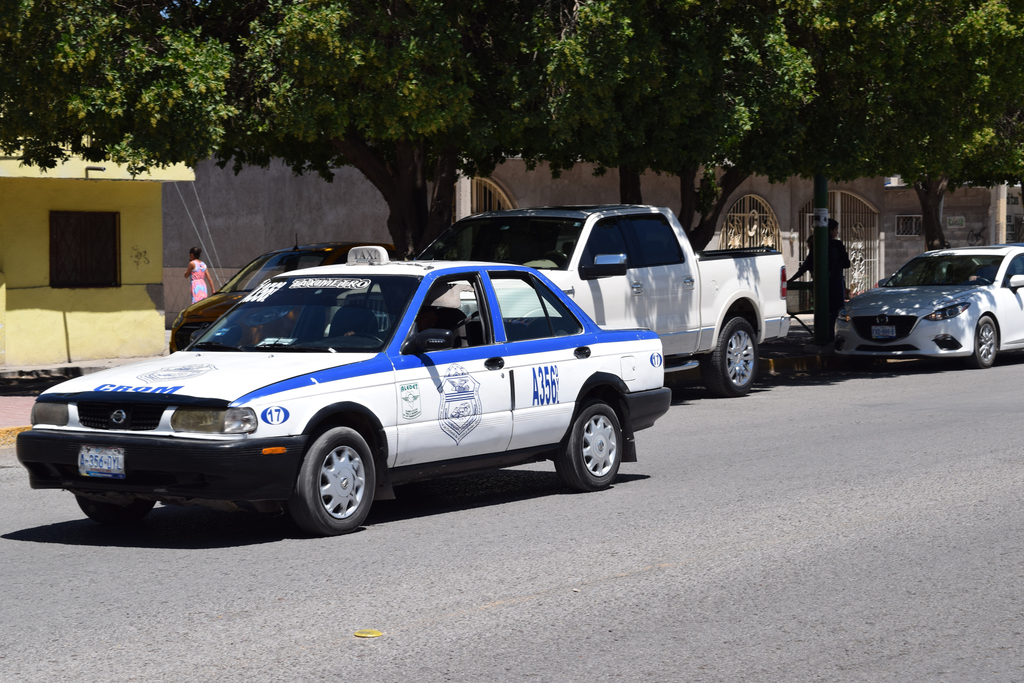 La Subdirección de Transporte en La Laguna de Durango señaló que hay rezago en la actualización de datos de taxis. (EL SIGLO DE TORREÓN)