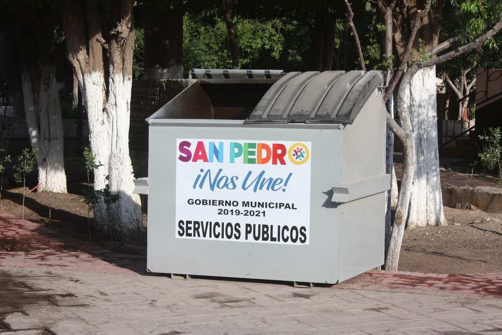 Instalan varios contenedores de basura en la Plaza Principal de San Pedro.