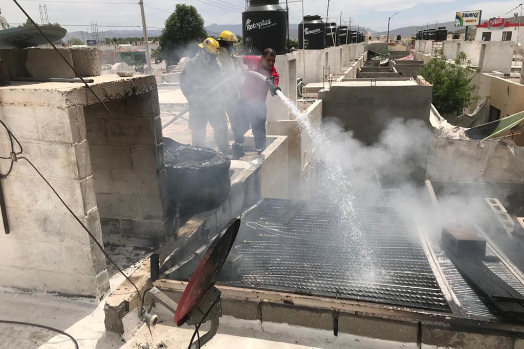 Arde carnicería por flamazo en tanque en Gómez Palacio