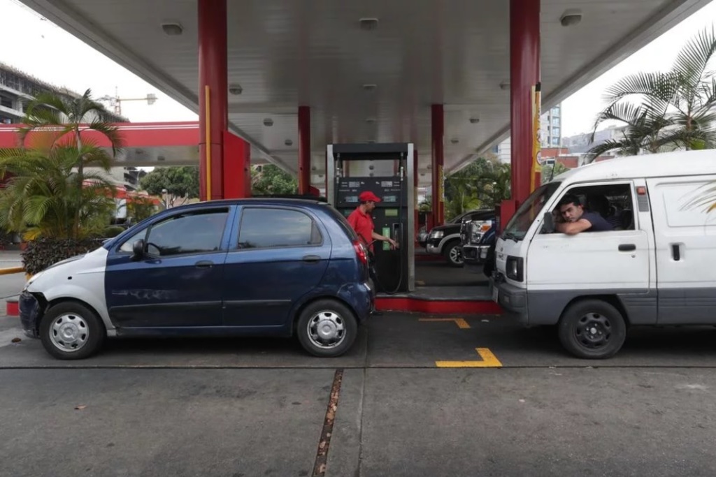 En dos de los países vecinos de México, la gasolina es más barata, ya que en Estados Unidos y Guatemala el energético cotizaba este lunes en 16.92 y 19.08 pesos por litro, respectivamente. (ARCHIVO)