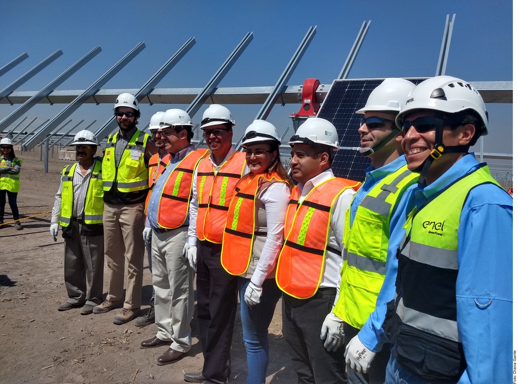 Directivos de Enel y el Gobernador de Tlaxcala estuvieron presentes durante la inauguración del primer panel solar bifacial en México. (AGENCIAS)