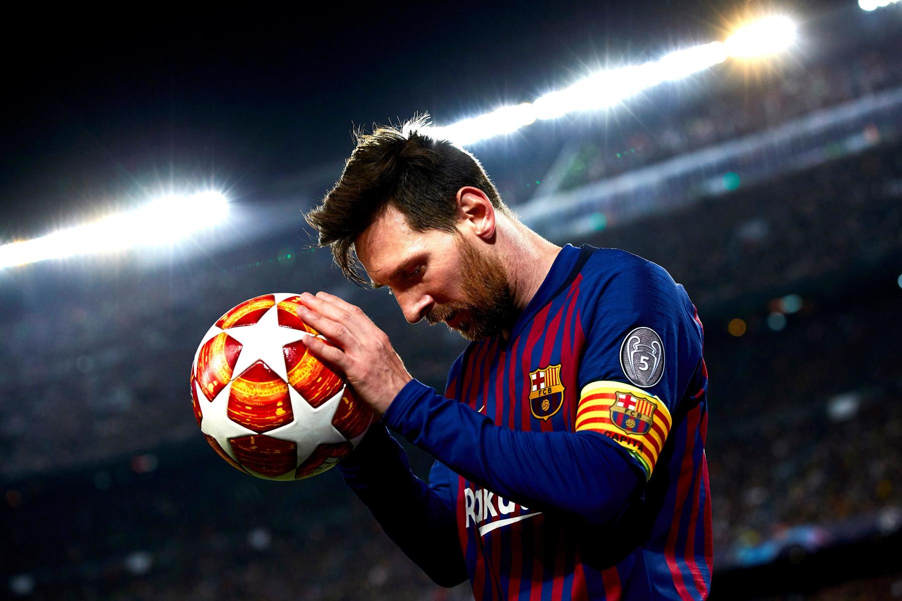 Messi (c), del Barcelona, durante el partido de vuelta de los cuartos de final de la Liga de Campeones contra Manchester United disputan, ayer en el Camp Nou. (EFE)