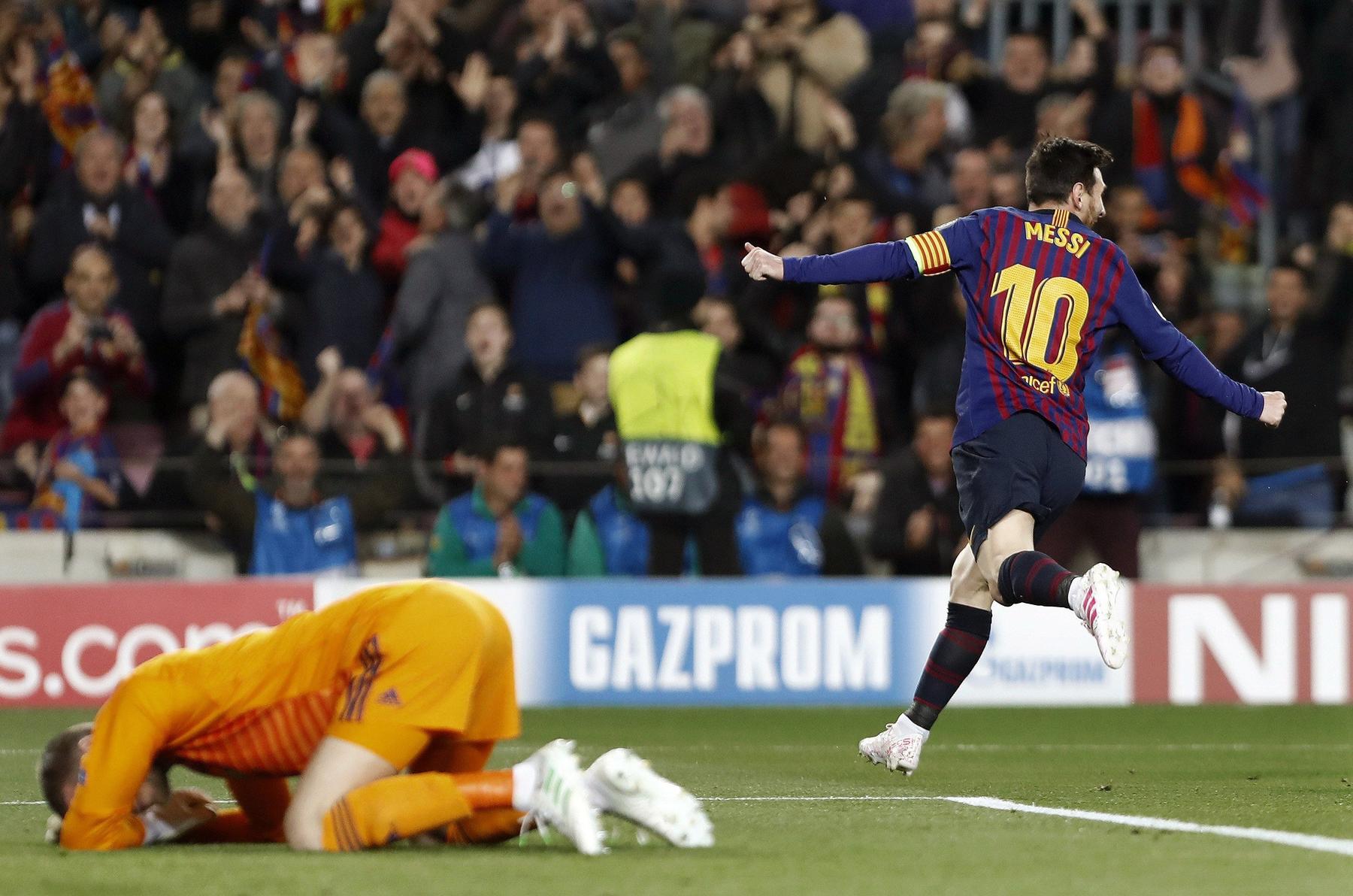 El delantero argentino del Barcelona, Leo Messi (d), celebra el segundo gol ante el Manchester United. (EFE)