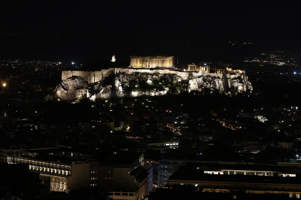 Relámpago cae en la Acrópolis de Atenas y deja 4 lesionados