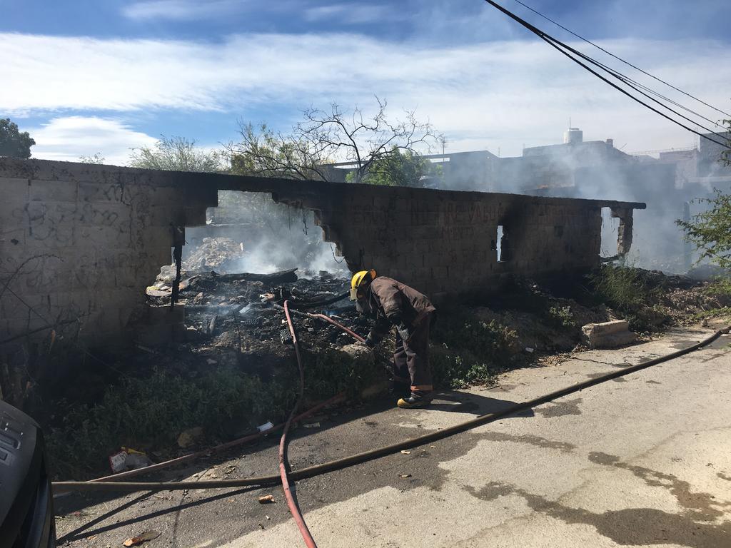 Incendio en finca abandonada moviliza a los bomberos de Torreón