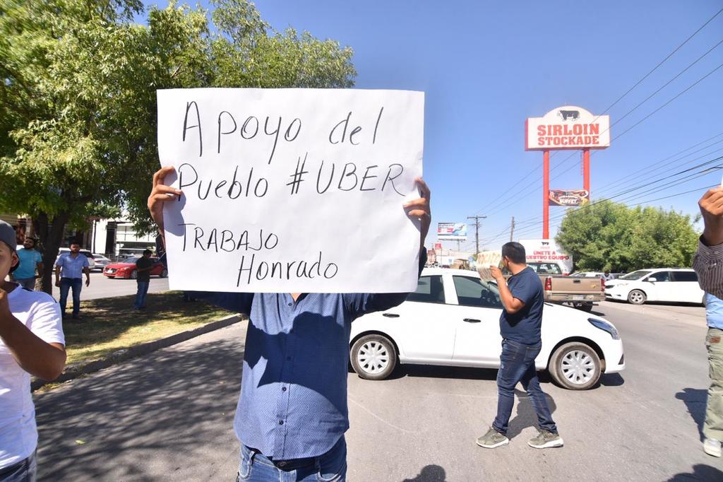 Choferes de Uber bloquean bulevar Independencia