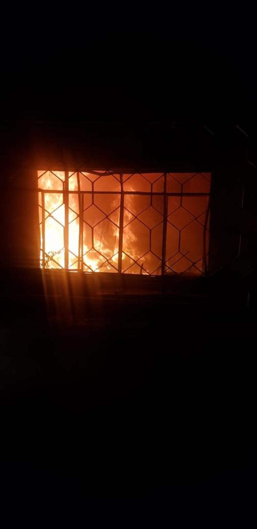 El incendio en un domicilio de la colonia Tierra y Libertad de la ciudad de Torreón consumió muebles, aparatos electrónicos y ropa.