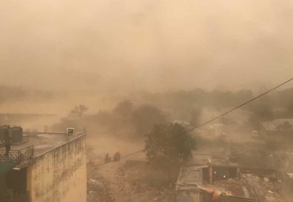 Tormenta de polvo, rayos y lluvia mata a 47