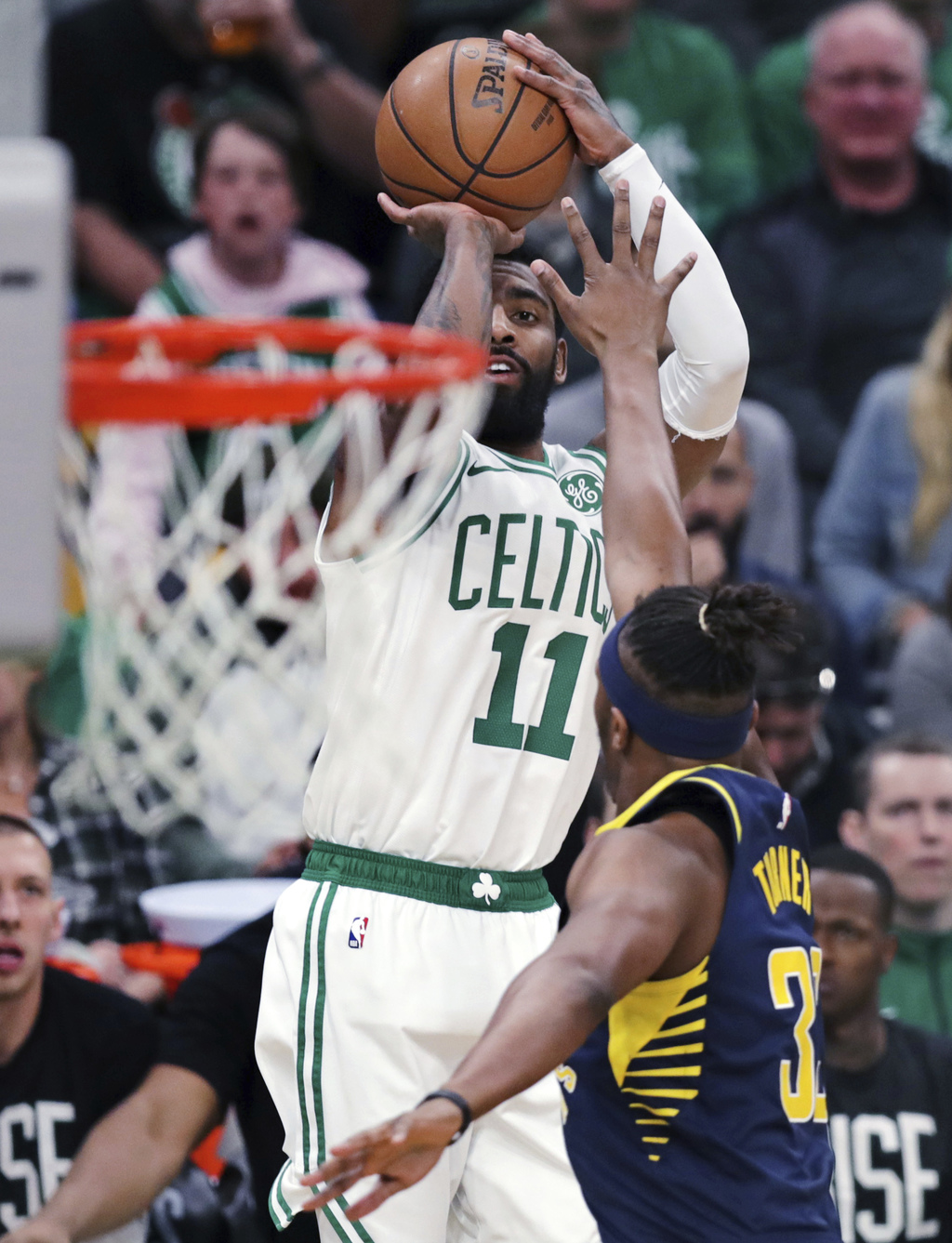 Kyrie Irving anotó 37 puntos en la victoria de los Celtics de Boston 99-91 sobre Pacers de Indiana, con lo que se pusieron 2-0 en la serie.