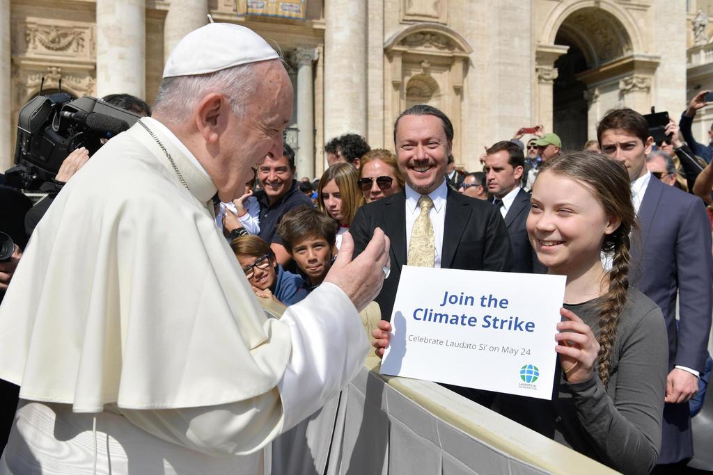 El papa Francisco (Izq.) saluda a la joven activista Greta Thunberg. (EFE)