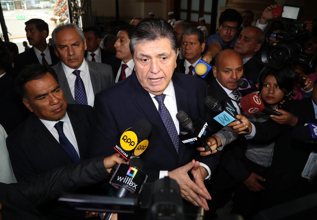 El expresidente peruano Alan García (1985-1990 y 2006-2011), quien se disparó con un arma de fuego en la cabeza ayer cuando iba a ser detenido por el caso Odebrecht, dejó en dos años sobre el tema numerosas frases para la posteridad. (ARCHIVO)