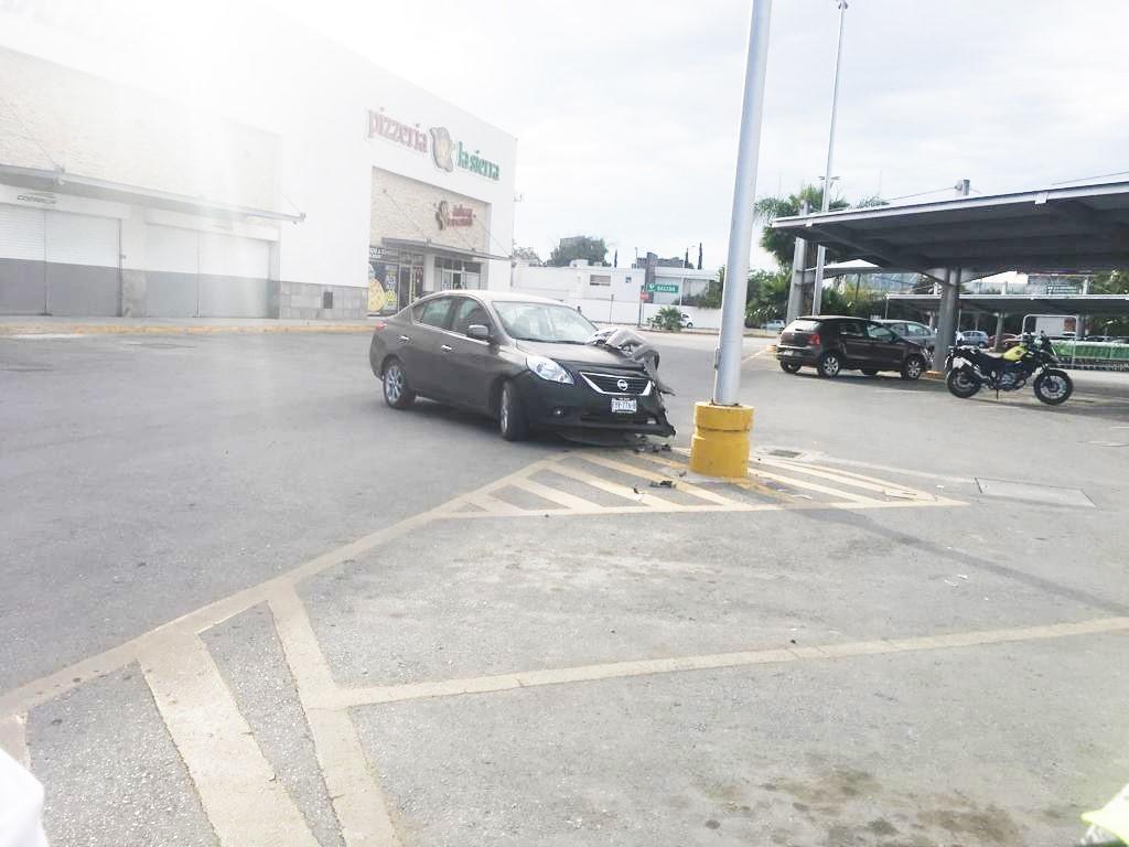 Un joven impactó su vehículo contra la base de concreto de una luminaria en el estacionamiento de un centro comercial. (EL SIGLO DE TORREÓN) 