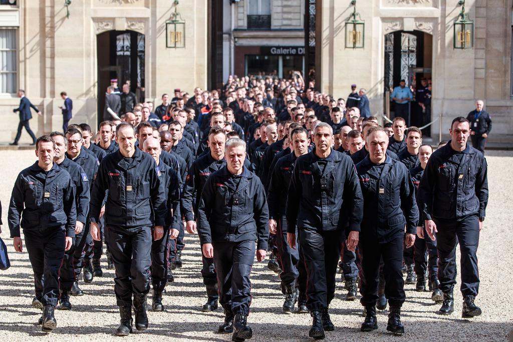 Homenajean a bomberos que extinguieron el fuego en Notre Dame