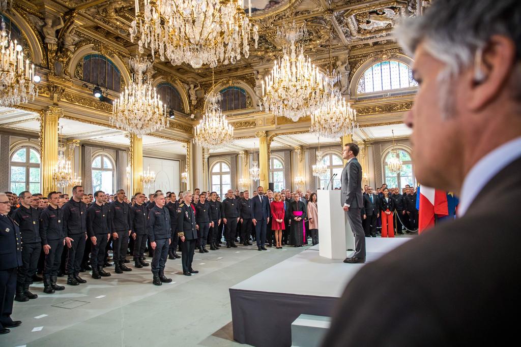 El presidente de Francia reconoció la labor de los bomberos y dijo que el país nunca olvidará lo que hicieron. (EFE) 