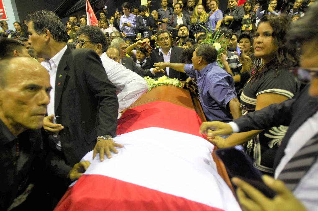 Desde que anoche se trasladaron los restos de García a la sede del partido, han sido cientos las personas que han pasado por allí para rendirle un último homenaje al dirigente. (EFE)