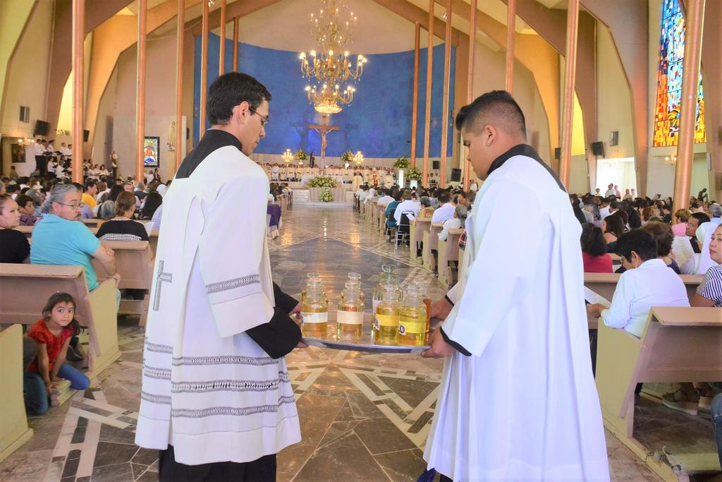 Este jueves se celebró la Misa Crismal en la parroquia de San José. (FERNANDO COMPEÁN) 