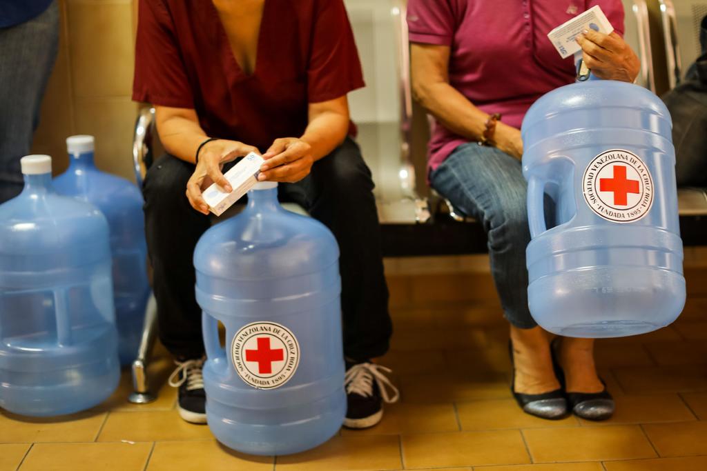La Cruz Roja ofrece además charlas sobre cómo potabilizar el agua con las pastillas y en caso de no tenerlas. (EFE)