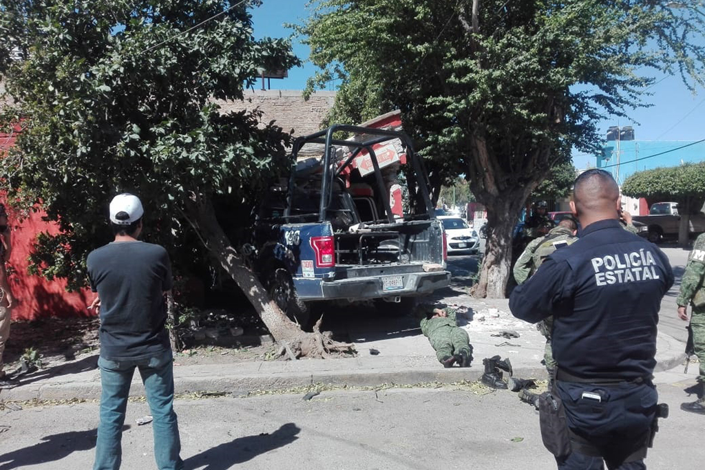 Una patrulla terminó en la sala - comedor de una vivienda en la colonia Cinco de Mayo, de Gómez Palacio, antes chocó contra un taxi. (EL SIGLO DE TORREÓN)