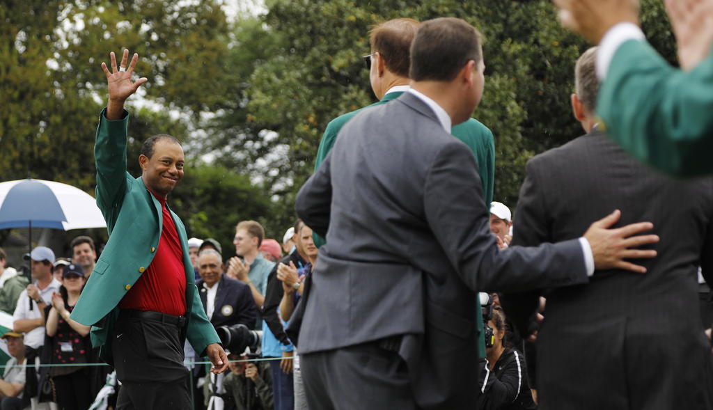 El estadounidense Tiger Woods (i) conquistó el pasado fin de semana el torneo Masters de Augusta. (EFE)
