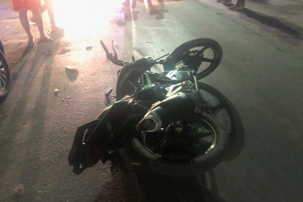 Un motociclista se impactó contra tres vehículos que esperaban la luz verde en el semáforo sobre el bulevar Revolución. (EL SIGLO DE TORREÓN)