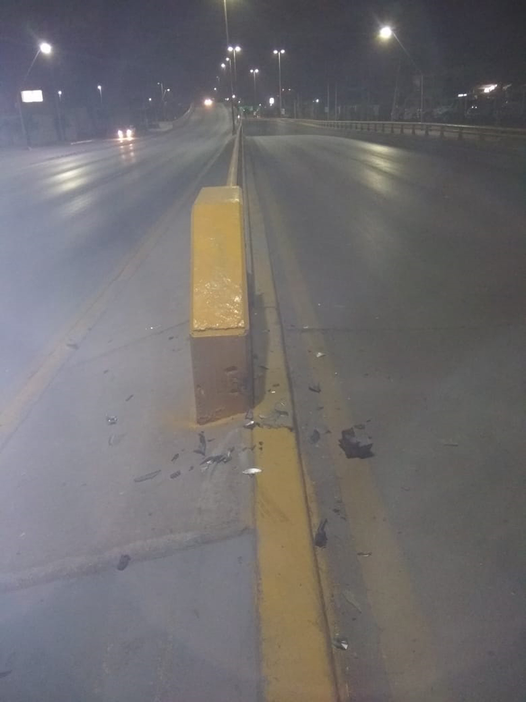 El vehículo Chevrolet Chevy de color gris plata se impactó contra el muro de contención de un desnivel ubicado al oriente de Torreón. (EL SIGLO DE TORREÓN)