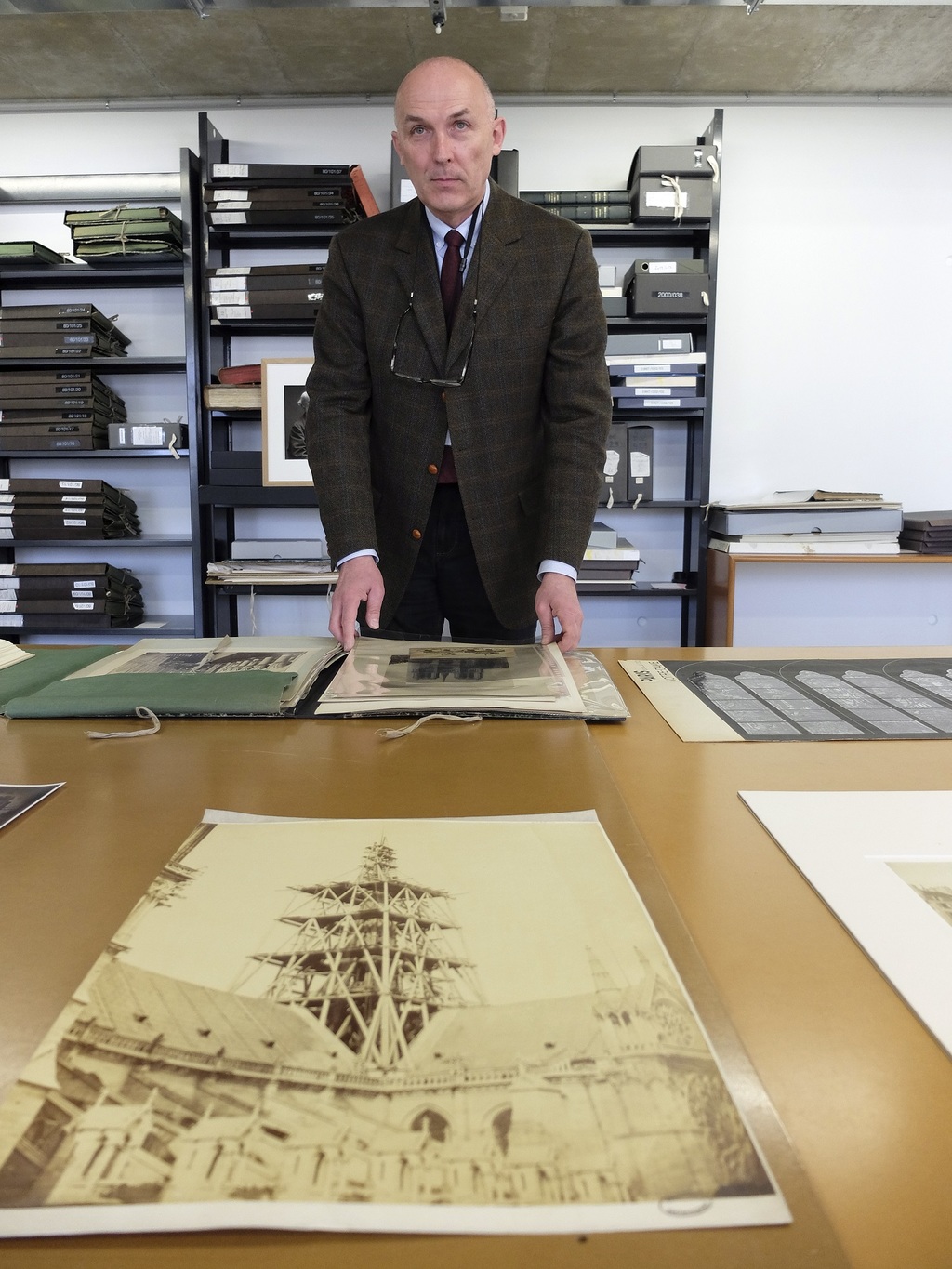Jean-Charles Forgeret posa con archivos de documentos relacionados con Notre Dame. (AP)