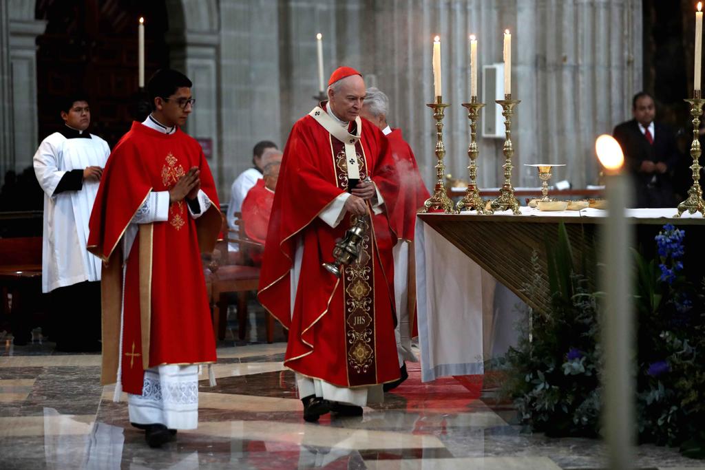 El Cardenal Carlos Aguiar lavó ayer los pies a 12 presos, en la Catedral Metropolitana. (EL UNIVERSAL)