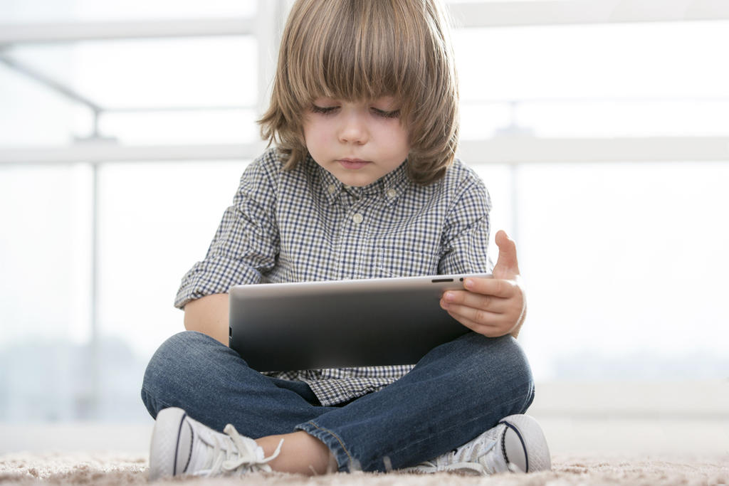 Vinculan falta de atención en niños con excesivo uso de pantallas