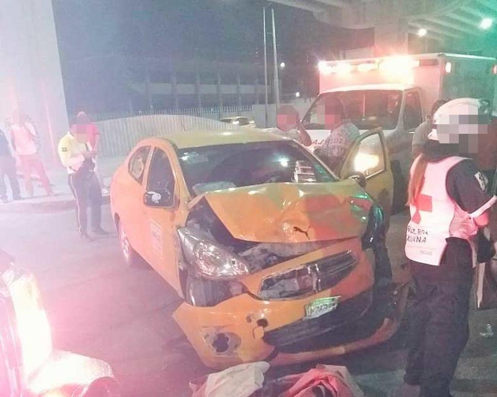 El personal del departamento de Bomberos de Torreón y los paramédicos de la Cruz Roja, utilizaron herramientas hidráulicas para rescatar a los heridos del interior de los vehículos. (EL SIGLO DE TORREÓN)
