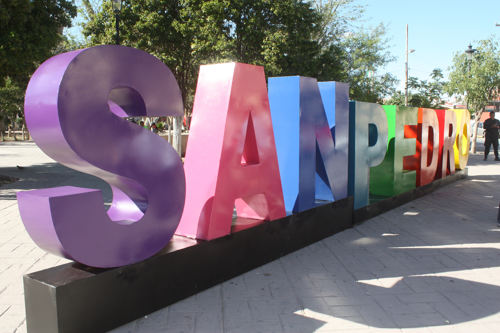 Inauguran las letras que forman el nombre del municipio de San Pedro en la Plaza Principal de la ciudad.
