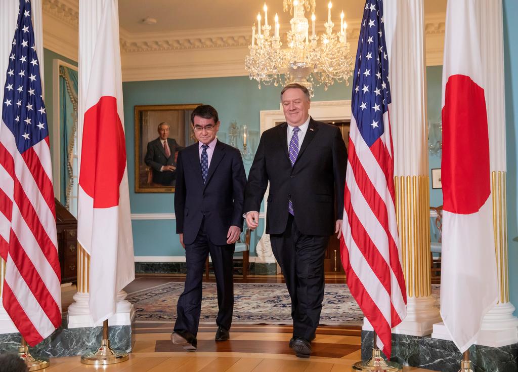 Mike Pompeo da la bienvenida al ministro de Asuntos Exteriores japonés, Taro Kono, durante la reunión que celebraron en EUA.