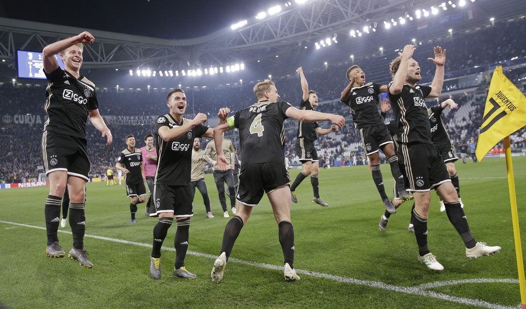 Los jugadores del Ajax festejan tras derrotar 2-1 al Juventus en el partido de vuelta de cuartos de final de la Liga de Campeones, en el estadio Allianz en Turín, el pasado martes. (AP)