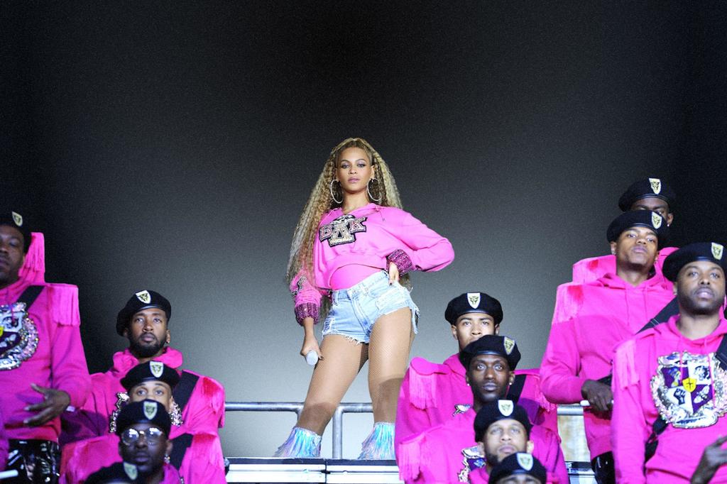Espectáculo. Beyoncé planeó una actuación con numerosos bailarines y mucha atención a la moda. (EFE)