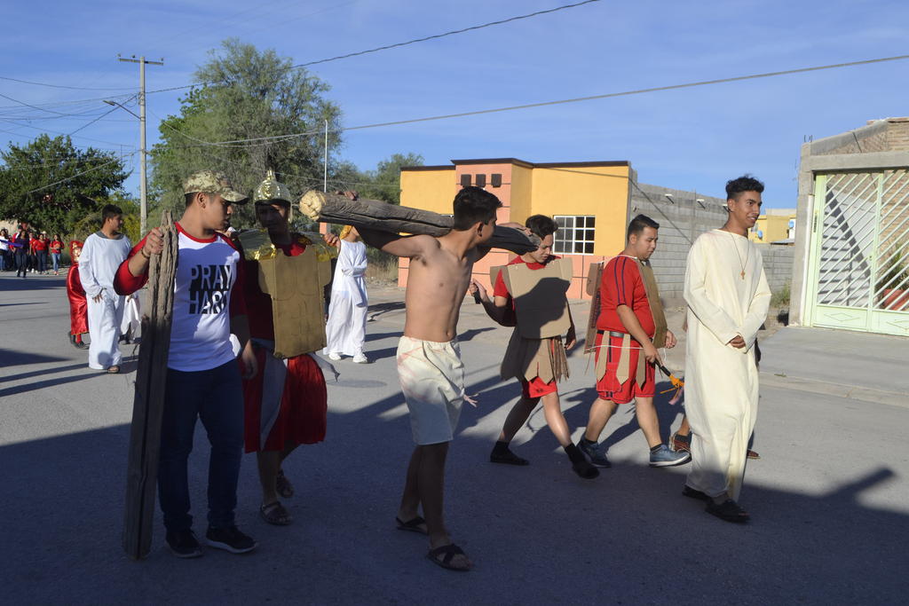 Maderenses participan de largo recorrido durante el tradicional Vía Crucis, al que acudieron cerca de mil 200 personas. (EL SIGLO DE TORREÓN)