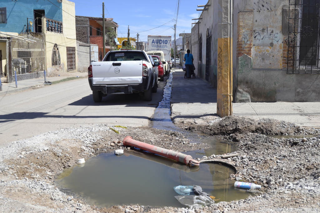 Aguas negras recorren casi tres cuadras del sector Centro de Matamoros. (EL SIGLO DE TORREÓN)
