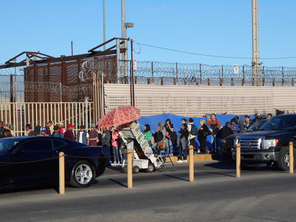 Migrantes en la frontera de Sonora esperan ser recibidos en la aduana internacional y solicitar asilo en Estados Unidos.