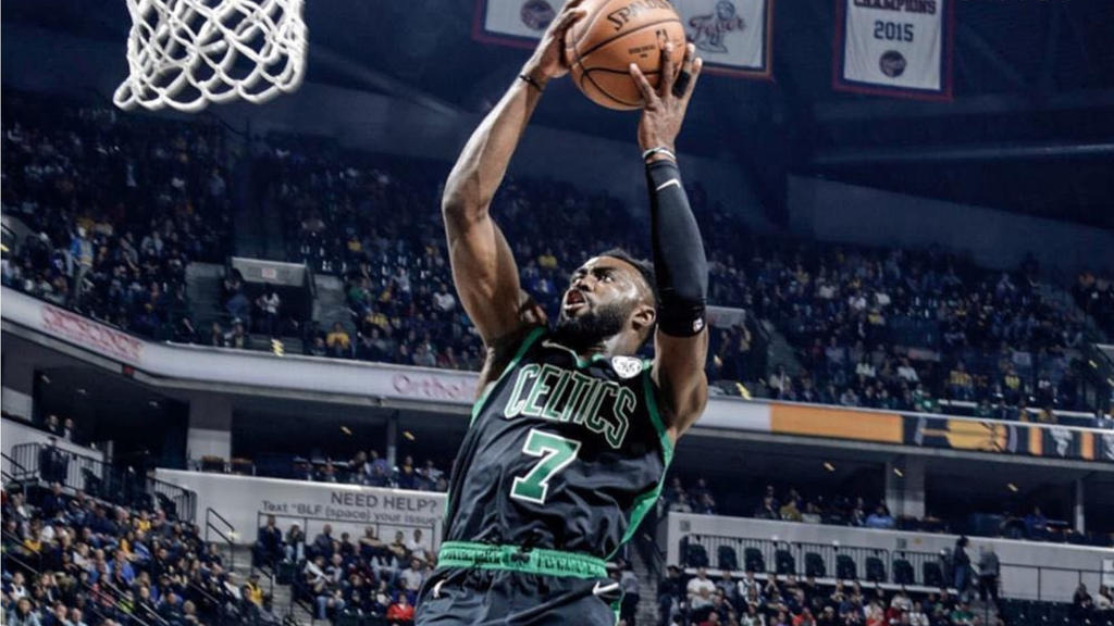 Jaylen Brown (d) metió 23 puntos para los Celtics. (ESPECIAL)