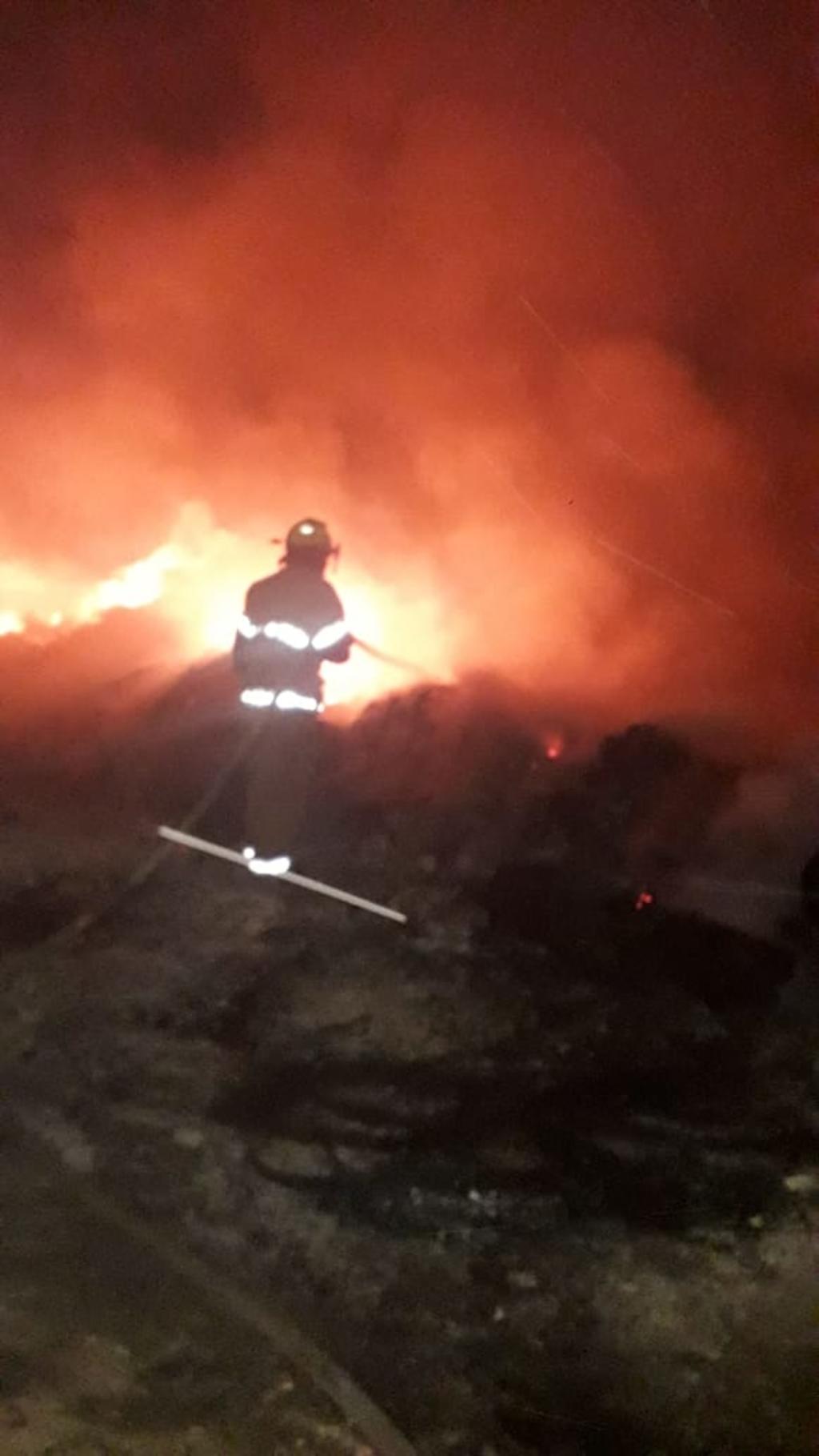 Incendio de antiguo basurero de Morelos moviliza bomberos