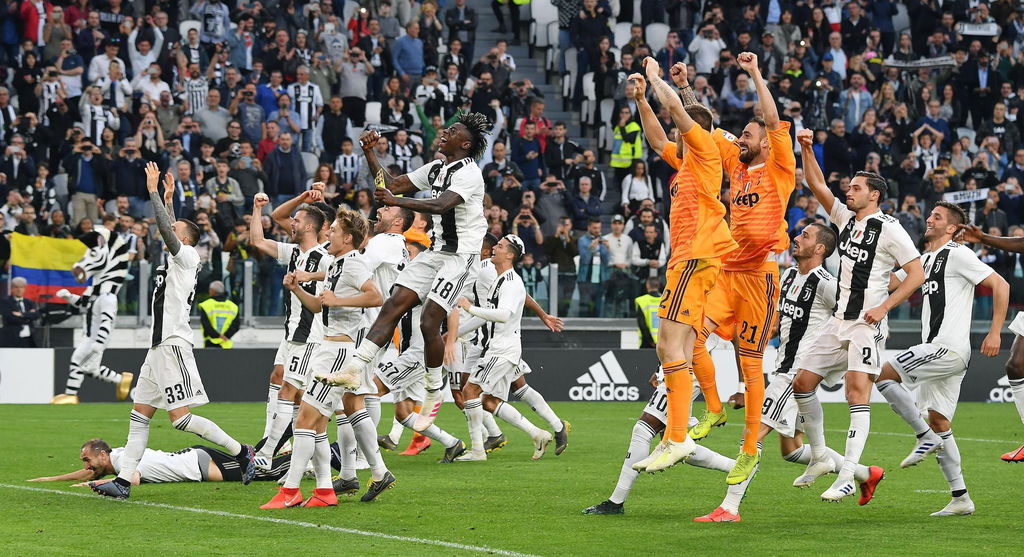 Los jugadores de la Juventus celebraron con su afición el título de liga número 8 de manera consecutiva, tras vencer ayer a la Fiorentina.
