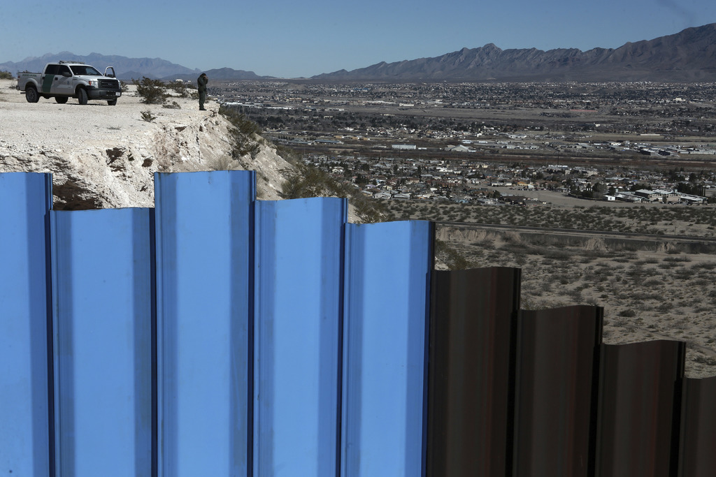 Un agente de la Patrulla Fronteriza observa a la distancia hacia territorio mexicano cerca de la valla fronteriza en un punto que separa las localidades de Sunland Park, Nuevo México, y Ciudad Juárez, México.
