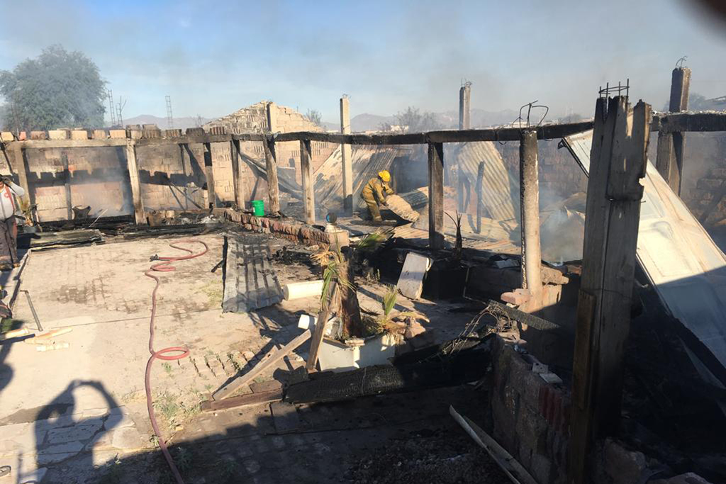 Un incendio consumió dos jacales ubicados en el interior de un predio de la colonia Nueva Laguna Norte de Torreón.