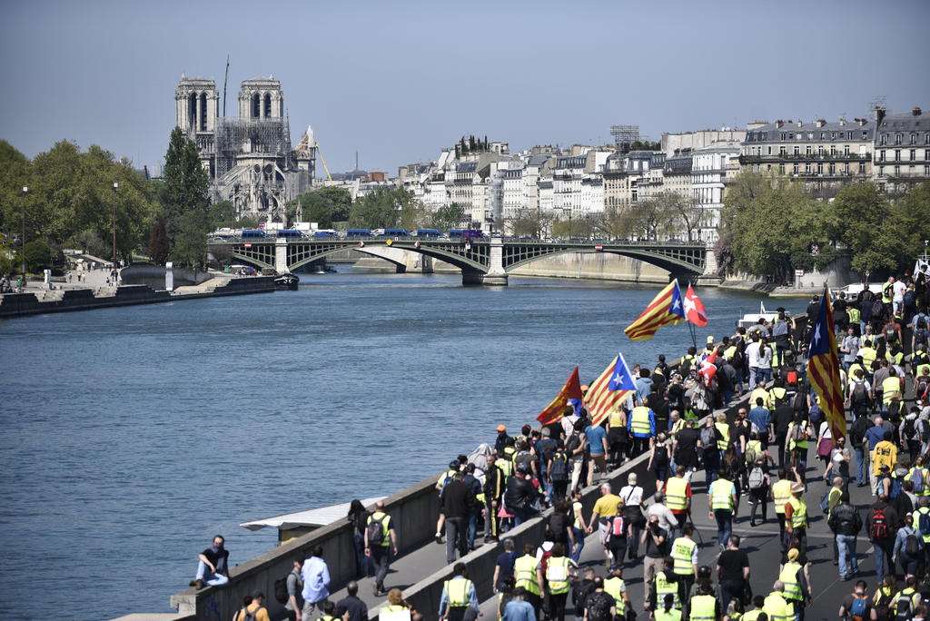 Manifestantes exigieron a los millonarios donantes a la reconstrucción de Notre Dame 'no se olviden de Los Miserables'.